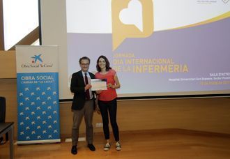 El gerent de Son Espases, Josep Pomar, ha lliurat l'accèssit a Regina Cortés