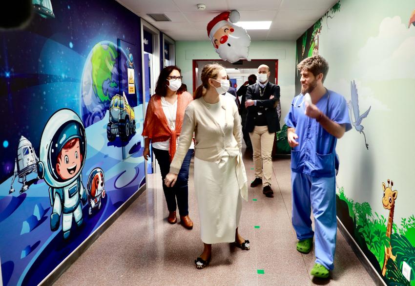 La presidenta Margalida Prohens i la Consellera de Salut, Manuela García, visitant les instal·lacions d'urgències de pediatria de l'Hospital Comarcal d'Inca